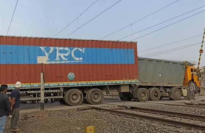 कटनी-दमोह मार्ग पर देवरीफाटक में पटरियों पर फंसा ट्रक, लोको पायलट की सूझबूझ से टला बड़ा हादसा