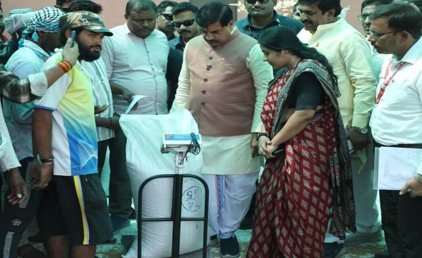 एक्शन में डॉ. मोहन यादव: अचानक खरीदी केंद्र पहुंचे, किसानों के साथ चाय पर चर्चा, CM ने पूछी भुगतान और तौल व्यवस्था