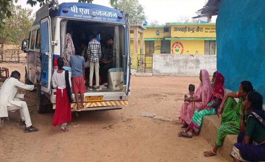 ​वनांचलों की 'संजीवनी' बनी मोबाइल मेडिकल यूनिट: साढ़े तीन माह में 2000 से अधिक ग्रामीणों का हुआ निःशुल्क उपचार