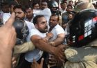 लखनऊ में वकीलों पर लाठीचार्ज, अवैध चैंबर हटाने के दौरान मचा हंगामा