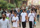 UPSC Prelims में अभ्यर्थियों की अग्निपरीक्षा! तपती जमीन पर नंगे पैर पहुंचे एग्जाम सेंटर