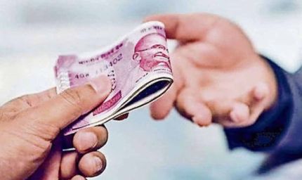 गोंडा में पंचायत सचिव 10 हजार रुपये की रिश्वत लेते रंगे हाथ गिरफ्तार