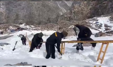 हेमकुंड साहिब में बिछी सफेद चादर, बर्फ काटकर रास्ता बनाने में जुटी सेना
