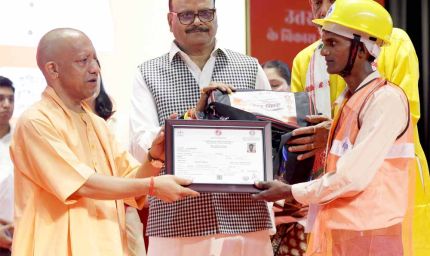 हर श्रमिक परिवार को मिलेगी स्वास्थ्य सुरक्षा: सीएम योगी