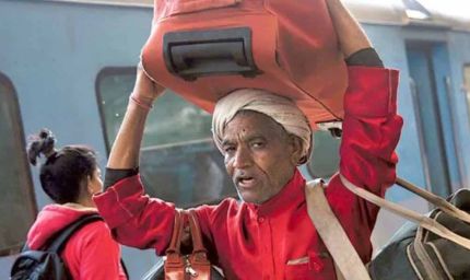 रेलवे की नई पहल, प्रयागराज मंडल में शुरू होगी कुलियों की ऑनलाइन बुकिंग सेवा