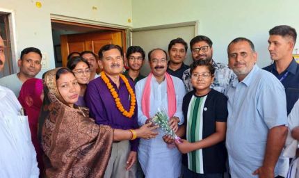 डिप्टी सीएम के सरप्राइज गिफ्ट से खिल उठी टॉपर अंशुल, 10वीं में 99% अंक से रचा कमाल
