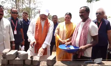जशपुर के चंदागढ़ पहुंचे CM साय: PMAY हितग्राही के घर में ईंट रखकर बढ़ाया हौसला
