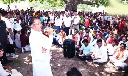 सरगुजा के ग्राम सिलमा में अचानक उतरा मुख्यमंत्री साय का हेलीकॉप्टर, खाट पर बैठकर सुनी ग्रामीणों की समस्याएं