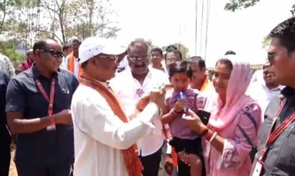 CM साय का स्नेहिल अंदाज: नन्हीं मानविका को गोद में उठाकर पहनाया चश्मा, बढ़ाया हौसला