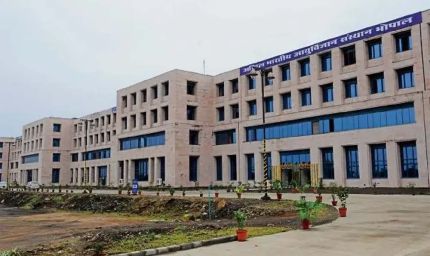 7 महीने से लकवाग्रस्त महिला को एम्स में नई जिंदगी, रीढ़ के रास्ते दी दवा से खुलीं नसें