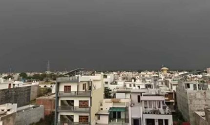 लखनऊ में तूफान का कहर: दिन में छाया अंधेरा, सैकड़ों पेड़ गिरे