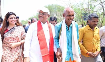 ग्रामीण के न्योते पर गृह प्रवेश करवाने पहुंचे मुख्यमंत्री साय