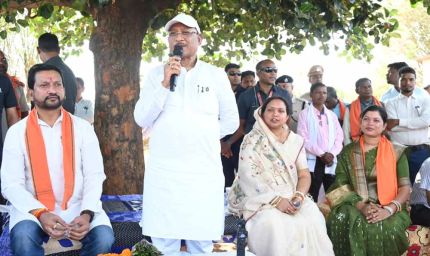 कटहल–गुलमोहर की छांव में सजी चौपाल, मुख्यमंत्री ने सरोधी में सुनी जनता की आवाज