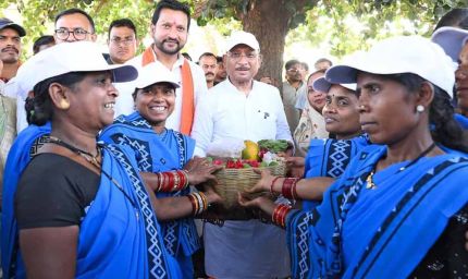 सुशासन तिहार: सरोधी में महिला स्व सहायता समूह ने मुख्यमंत्री को भेंट की स्थानीय उत्पादों की टोकरी