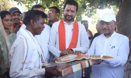सुशासन तिहार: मुख्यमंत्री  विष्णु देव साय ने पीएम जनमन के हितग्राही को सौंपी खुशियों की चाबी