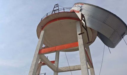 सिद्धार्थनगर में आंधी का कहर: 32 लाख की पानी टंकी तिनके की तरह टूटी, ऊपरी हिस्सा हवा में लटका