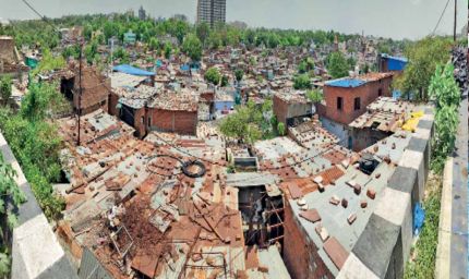 टूटी झुग्गियों पर नया विवाद: शासकीय कर्मचारियों ने भी आवास के लिए किया दावा