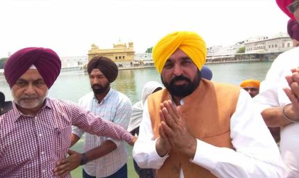 शुकराना यात्रा में अमृतसर पहुंचे CM मान, हरिमंदिर साहिब में टेका माथा, रईया में भव्य स्वागत