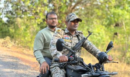 सुशासन की मोटरसाइकिल से दुर्गम पहाड़ों तक पहुँचे कलेक्टर-एसपी