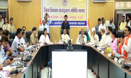 आदर्श जिला बनाने के लिए समन्वित प्रयास करें: उप मुख्यमंत्री  शुक्ल