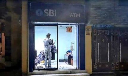 SBI ATM के अंदर नाई की दुकान, कैश लेने आए लोग देखकर रह गए हैरान