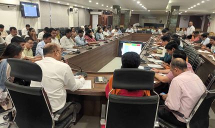 Meerut में IGRS शिकायतों पर लापरवाही: 9 अफसरों की वेतन कटौती, 155 को नोटिस