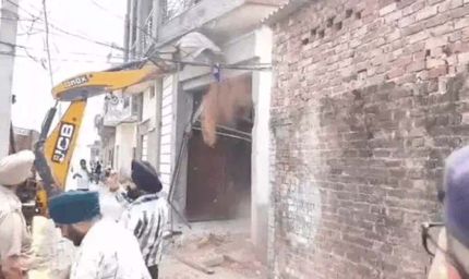 अमृतसर में नशा तस्करों पर बड़ा एक्शन: तस्कर के घर पर चला बुलडोजर, SSP बोले- कार्रवाई जारी रहेगी