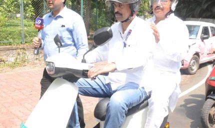 प्रधानमंत्री के आहवान पर लग्जरी कार छोड़ इलेक्ट्रिक स्कूटी से मंत्रालय पहुंचे ऊर्जा मंत्री  तोमर
