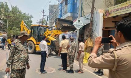 वृंदावन परिक्रमा मार्ग में अतिक्रमण हटाया गया, श्रद्धालुओं को राहत