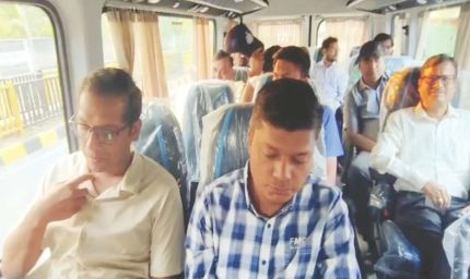 PM मोदी और CM यादव की अपील का असर: उज्जैन में अधिकारी ट्रैवलर बस से पहुंचे, 6750 का सफर सिर्फ 250 रुपये में