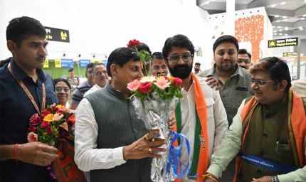 डुमना एयरपोर्ट पर मुख्यमंत्री डॉ यादव का आत्मीय स्वागत.