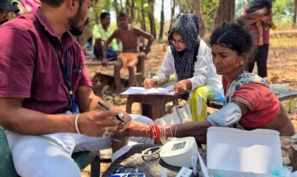 घने जंगलों और नदी-नालों को पार कर स्वास्थ्य दूतों ने बचाई दो मासूमों की जान