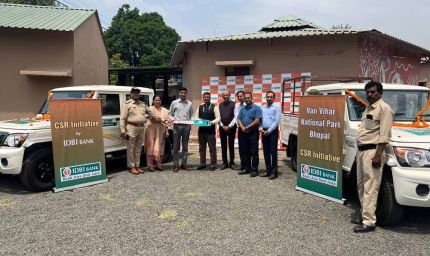 आई.डी.बी.आई. बैंक द्वारा दो बोलेरो कैम्पर वाहन का प्रदाय एवं बाघ का किया अंगीकरण