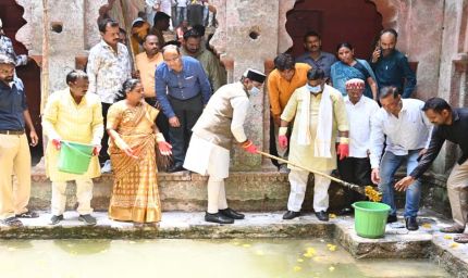 मंत्री विश्वास सारंग ने द्वारका नगर में बावड़ी की सफाई हेतु किया श्रमदान