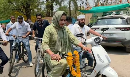 खंडवा में विधायक कंचन तनवे की साइकिल यात्रा चर्चा में, महापौर अमृता यादव ई-कार के साथ हुईं शामिल