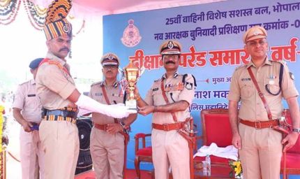 डीजीपी  कैलाश मकवाणा के मुख्य आतिथ्य में विशेष सशस्‍त्र बल के नव आरक्षकों का दीक्षांत समारोह आयोजित