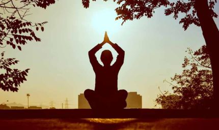 जीवन की दौड़ या मानसिक कैद? गरुड़ पुराण के अनुसार मोक्ष का असली अर्थ