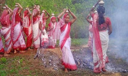 वैशाख संक्रांति पर कुचाई शिव मंदिर में अंगारों पर चले श्रद्धालु, 209 साल पुरानी परंपरा ने खींचा ध्यान
