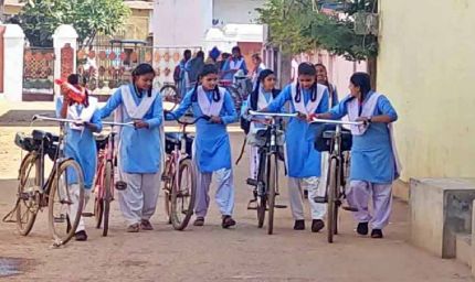 बिहार बालिका साइकिल योजना में बदलाव, साइकिल पर लगेगा नया स्लोगन और मोनोग्राम