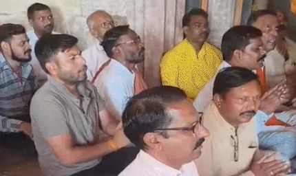 हाईकोर्ट के फैसले के बाद भोजशाला में गूंजा हनुमान चालीसा पाठ, श्रद्धालुओं ने किए मां वाग्देवी के दर्शन