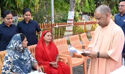 जनता दर्शन में सीएम योगी ने सुनीं समस्याएं, इलाज के लिए देंगे आर्थिक मदद