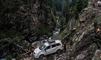 कश्मीर के पहलगाम में बड़ा हादसा, खाई में गिरी पर्यटकों की गाड़ी; 2 की मौत, 4 घायल