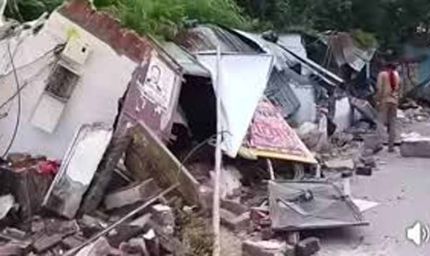 लखनऊ सिविल कोर्ट के बाहर चला बुलडोजर, वकीलों ने किया जोरदार विरोध प्रदर्शन