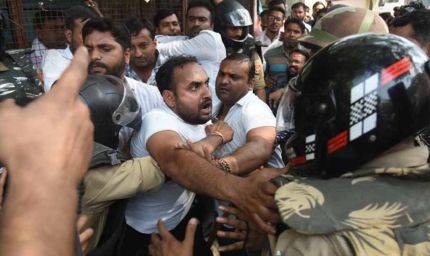 लखनऊ में वकीलों पर लाठीचार्ज, अवैध चैंबर हटाने के दौरान मचा हंगामा
