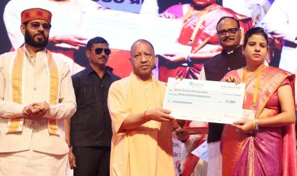 मुख्यमंत्री योगी आदित्यनाथ के हाथों चेक पाकर भावुक हुए अनुदेशक, कहा- सरकार ने दिया सम्मान