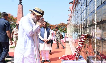 केंद्रीय गृहमंत्री अमित शाह ने अमर वाटिका में शहीदों को दी श्रद्धांजलि, परिजनों से की आत्मीय मुलाकात