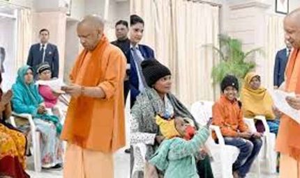लखनऊ में ‘जनता दर्शन’: सीएम योगी ने सुनी फरियाद, बिहार से आई महिला का भावुक पल