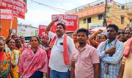 कैनाल रोड परियोजना पर बवाल, 1300 घर तोड़ने की तैयारी के खिलाफ निगम दफ्तर का घेराव