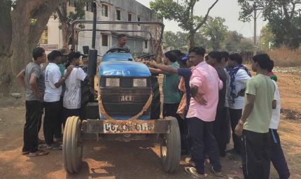 बंदूक से खेती तक: नारायणपुर में आत्मसमर्पित नक्सलियों ने थामा ट्रैक्टर, शुरू की नई जिंदगी