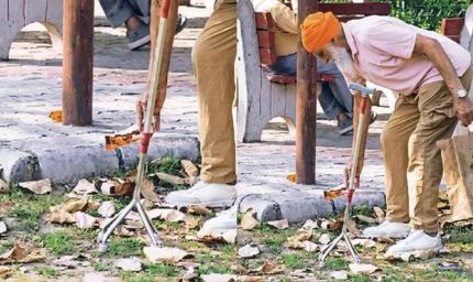 84 की उम्र में भी देशसेवा का जज्बा, पार्कों से कूड़ा हटाकर मिसाल बने रिटायर्ड नेवी अफसर